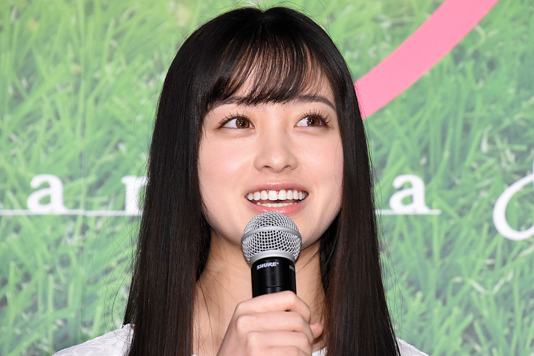 橋本環奈に贈られるアイドルとしての卒業証書、今後は幅広く演じられる