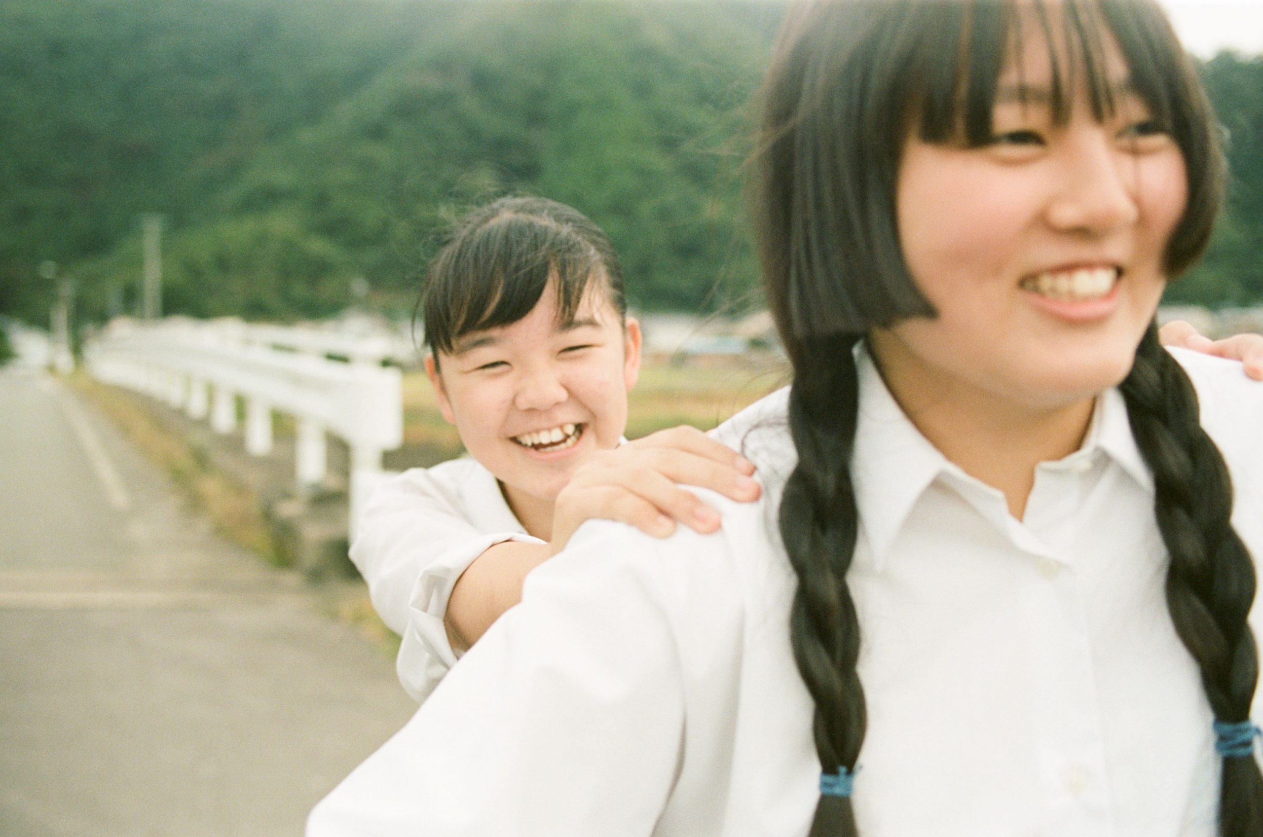 16mmフィルムで10年をかけて子供たちを撮影するプロジェクトから生まれ 