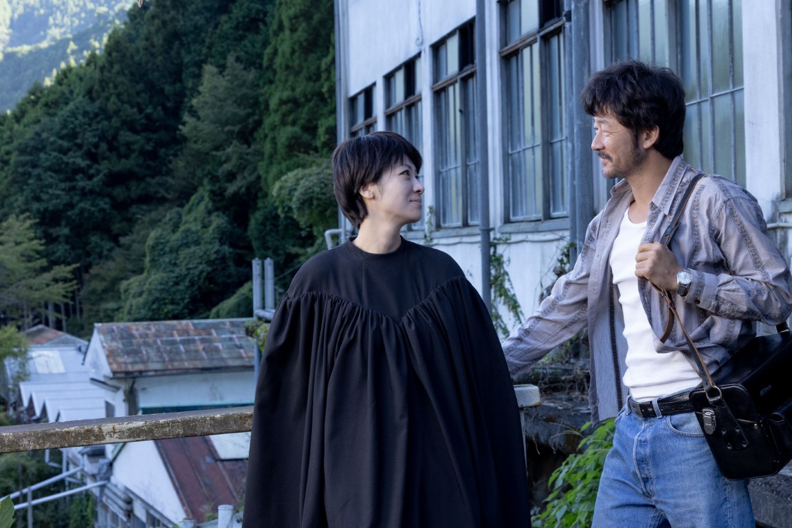 浅野忠信主演最新作 伝説の写真家とその妻の波乱万丈の50年愛を、実話